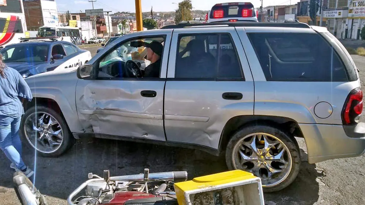 Camioneta choca contra moto